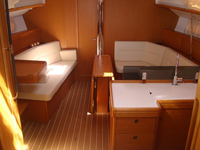 Sun Odyssey 42i - Praha, picture 5